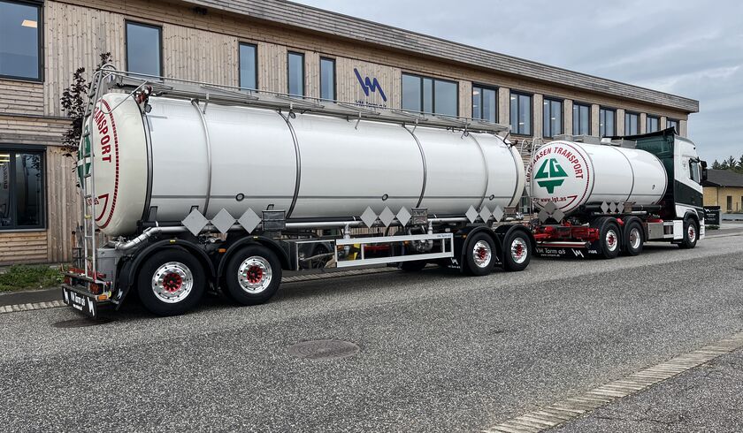 13014-71358-gronaasen-transport-as-overflytning-af-tank-til-nyt-chassis-pa-forvognen-og-spritny-30-000-liter-kemitank-anhaenger.jpg