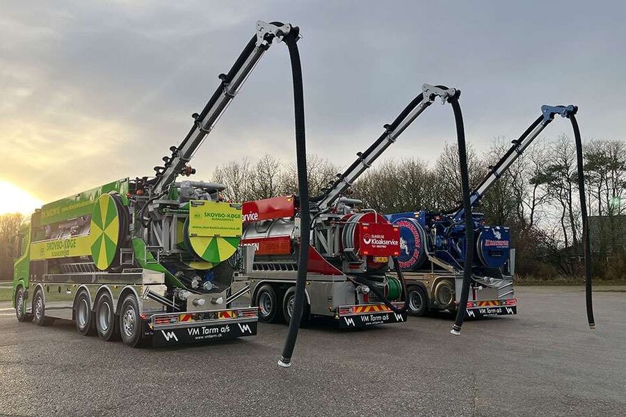3 slamsugertanke holder ved solnedgang og vises frem